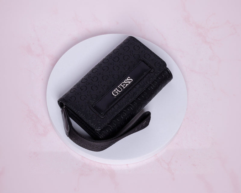 Cartera GUESS tipo wristlet con monograma en relieve
