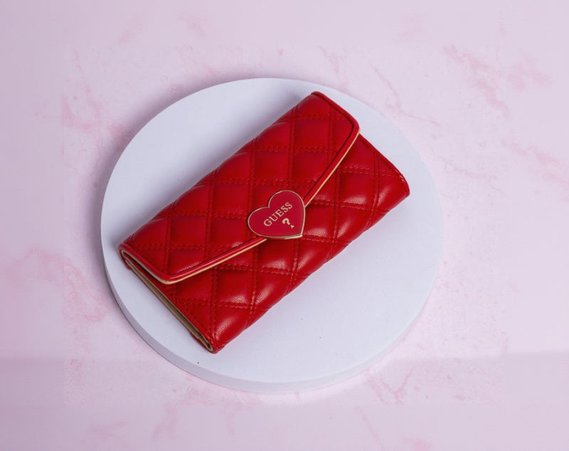 Cartera Guess acolchada con corazón de la línea Rianee Quilted Heart